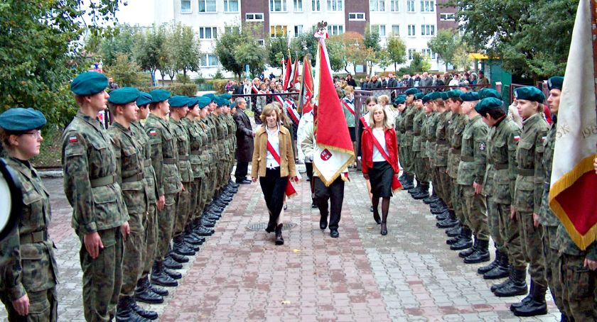 Nasze ślady JP2 - nadanie imienia G 1 (SP 4) Płońsk, październik 2003 rok