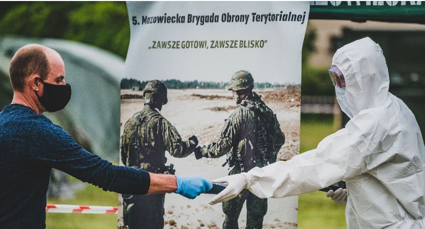 W Czerwińsku terytorialsi badają pracowników sezonowych