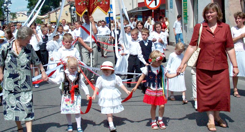 Wspomnieniowe Boże Ciało - procesje obu płońskich parafii z roku 2003