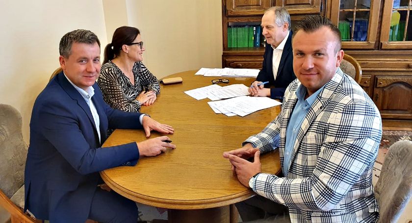 Powiat z darowizną dla Załusk