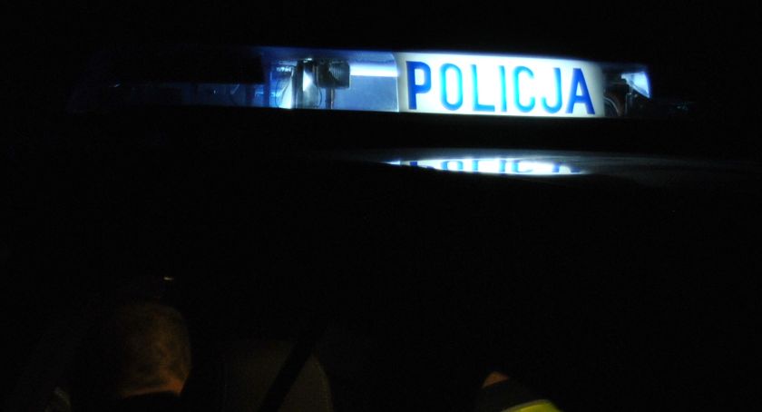 Zastraszał, by wymusić pieniądze - policjanci 22-latka zatrzymali na cmentarzu w Baboszewie