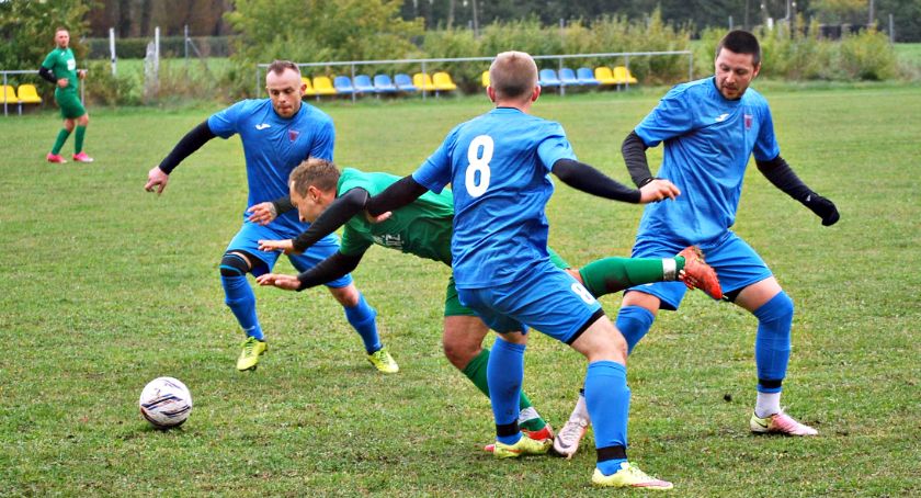 GKS Gumino nadal liderem B klasy! Bez bramek w derbowym pojedynku Jutrzenki z Gladiatorem