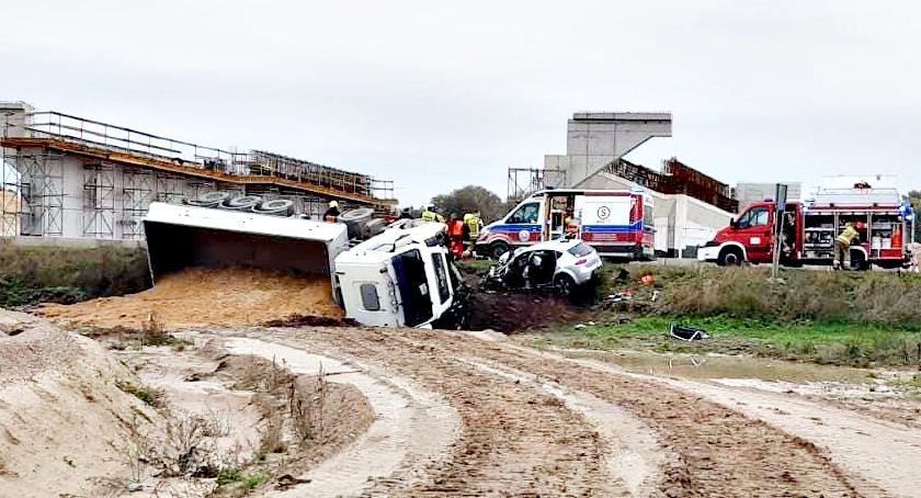 Po zderzeniu seata z ciężarówką zginęła młoda kobieta