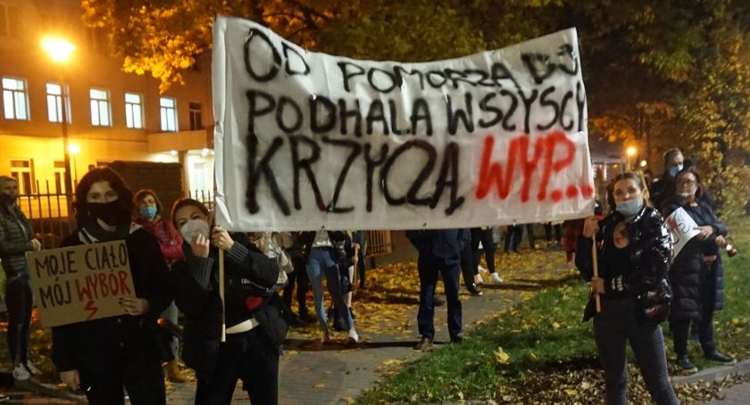 Kilkaset osób przeszło w marszu w Płońsku - protest z najkrótszym postulatem świata: „Wypi....lać”! 