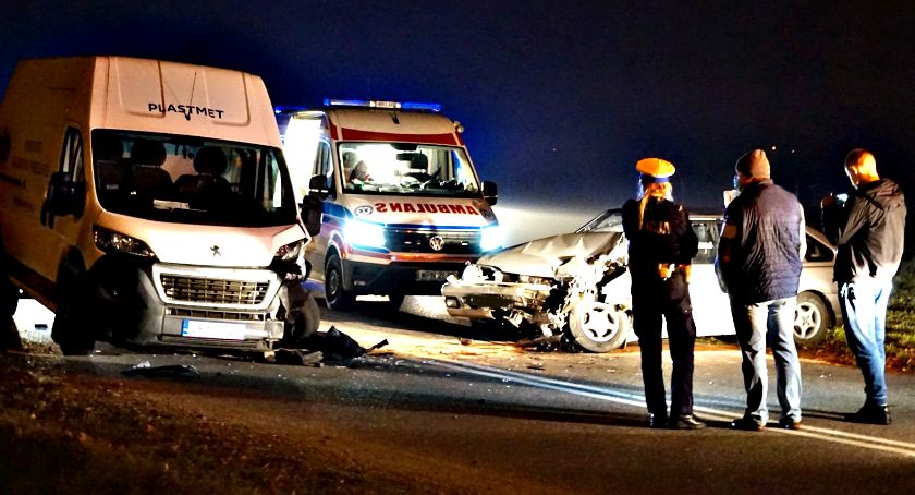 Polonez z dostawczym na łuku drogi