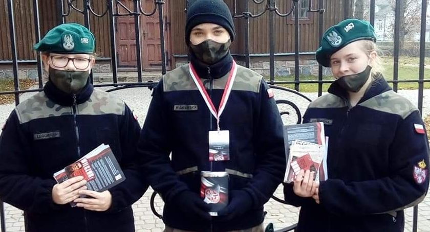 Strzelcy z Uniecka kwestują dla Niezłomnych