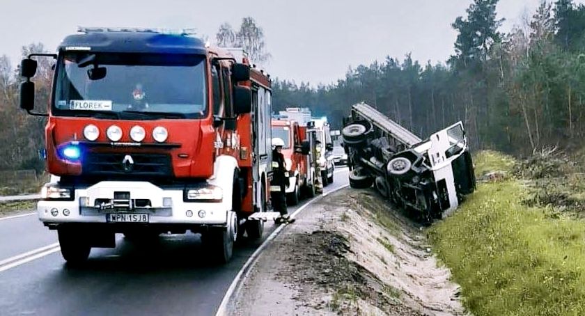 Ciężarówka w rowie na siódemce w Rybitwach