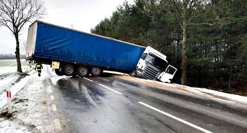 Scania w poprzek, peugeot do rowu