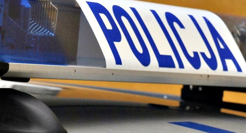81-latek na podwójnym gazie doprowadził do zderzenia dwóch osobówek