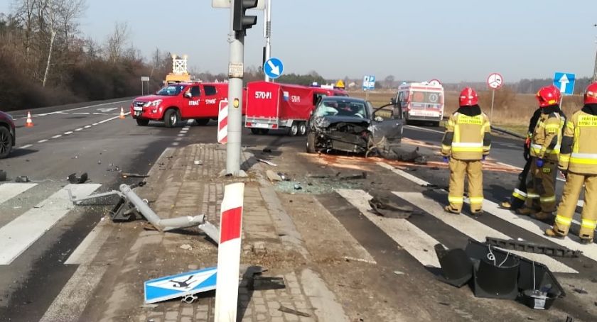 Trzy osoby zabrane do szpitala - duże utrudnienia na siódemce