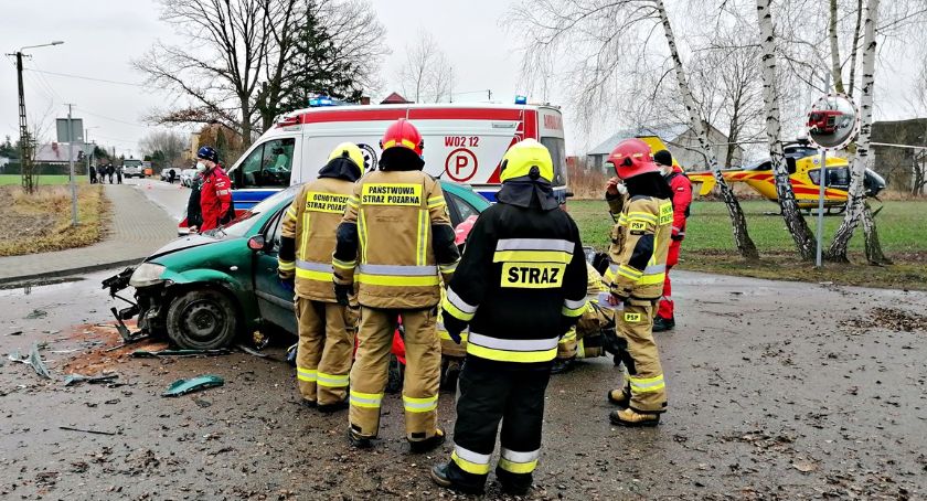 Kobieta zabrana śmigłowcem LPR po zderzeniu seata z citroenem w Sarbiewie