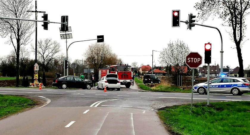 Czołowe zderzenie na skrzyżowaniu z Kwiatową