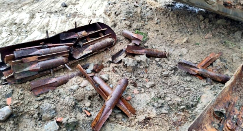 Uwaga na niewybuchy - w Dzierzążni wykopano 17 bomb z II wojny światowej