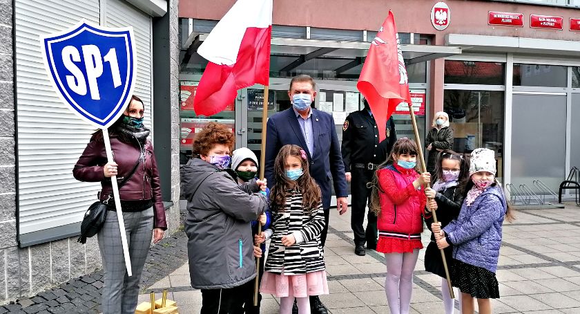 Flaga na maszt - płońskie obchody Dnia Flagi