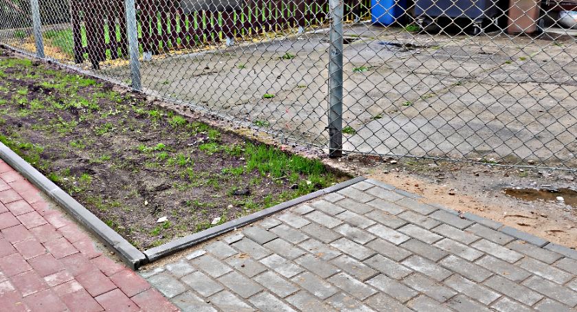 Jedna działka, jeden zjazd, czyli problem na remontowanej Szkolnej
