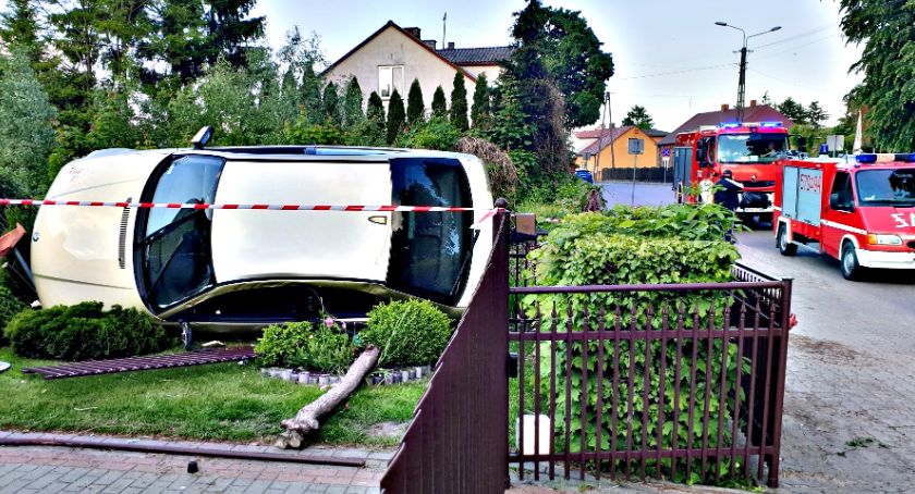 Bmw staranowało ogrodzenie i dachowało na posesji w Baboszewie