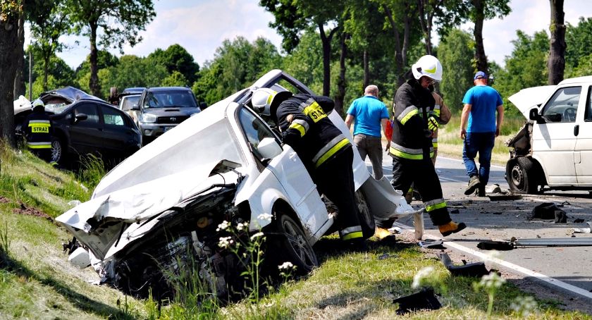 Dwóch poszkodowanych po poważnym wypadku w Nowym Mieście