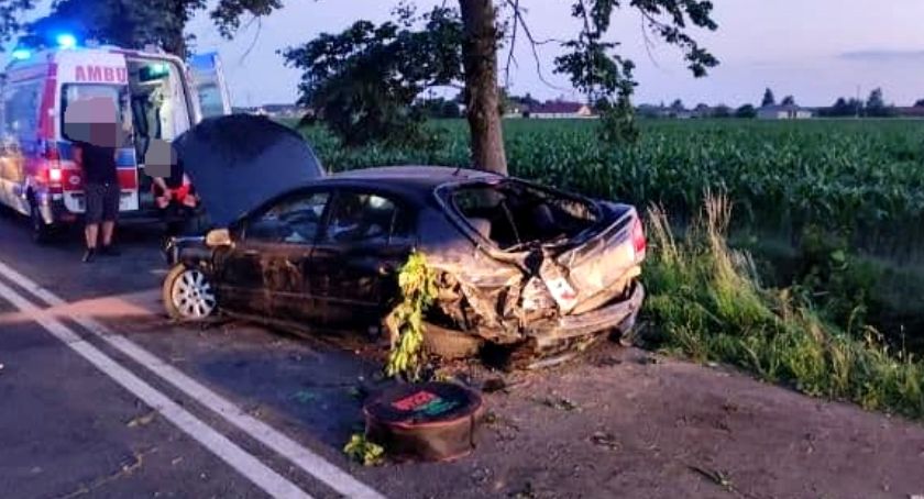 Na łuku drogi w Mystkowie - siedemnastolatek zabrany do szpitala