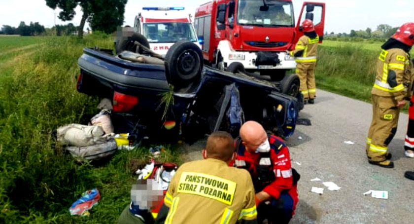 Kierująca i trójka dzieci przewiezieni do szpitala po wypadku w Sosenkowie