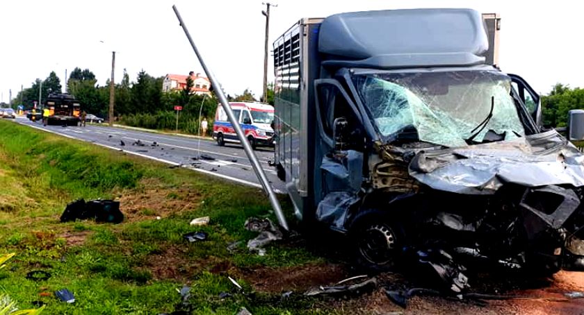 Zderzenie busa z wojskową lawetą w Dzierzążni