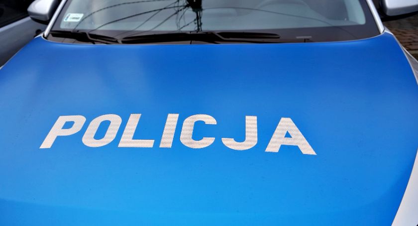 Szedł nietrzeźwy środkiem drogi - był poszukiwany i trafił w ręce policji