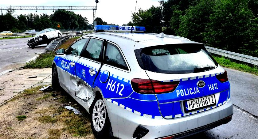 Policja o uderzeniu bmw w radiowóz