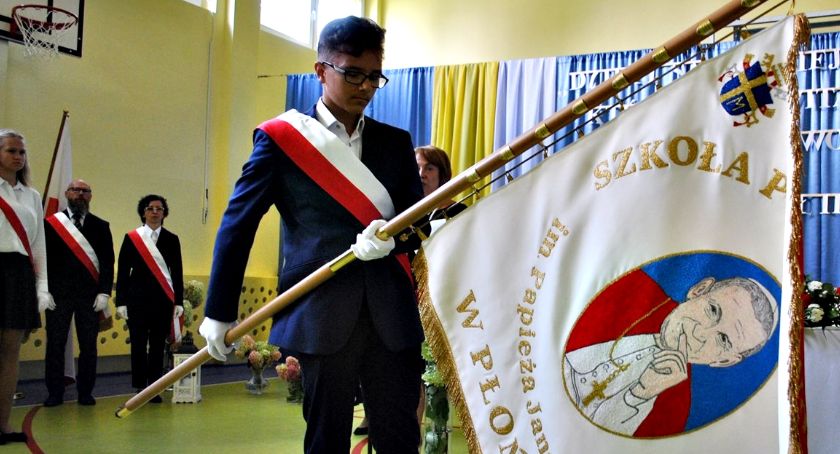 Szczególny dzień z nowym sztandarem w SP 4 Płońsk