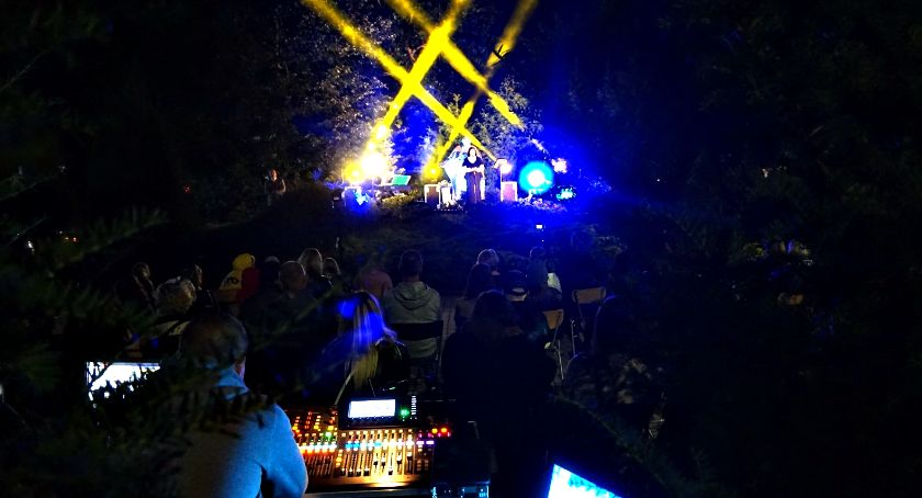 Urokliwy koncert przy pomniku Jana Pawła II