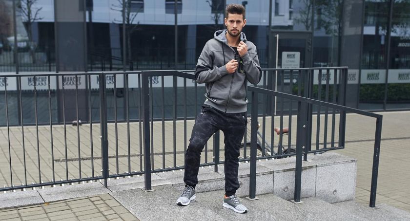 Jeansowe joggery męskie w stylizacjach nie tylko sportowych
