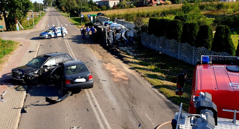 Wypadek z udziałem betoniarki i dwóch osobówek w Sokolnikach Nowych