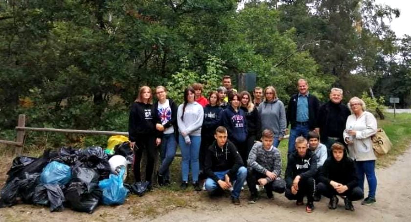 Uczniowie SLO w Raciążu posprzątali las w Sierakowie