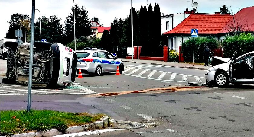 Dwie osoby trafiły do szpitala po zderzeniu dwóch osobówek