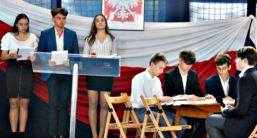 Powiatowe obchody Dnia Nauczyciela z nagrodami, stypendiami i występami artystycznymi
