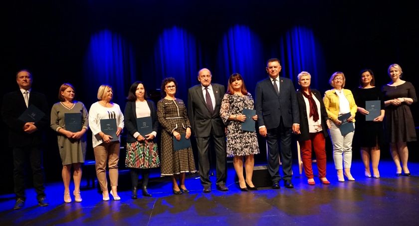 Miejskie obchody Dnia Nauczyciela z dużą ilością nagród burmistrza i dyrektorów placówek
