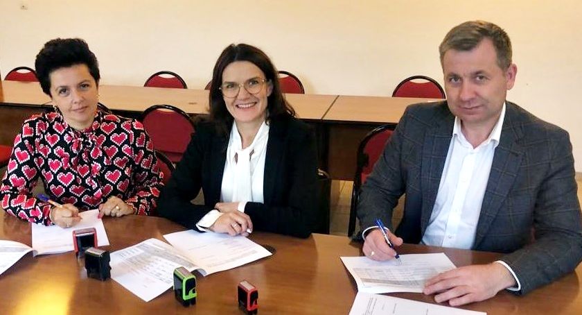Sprzęt multimedialny za blisko 150 tysięcy trafi do kilku powiatowych placówek oświatowych