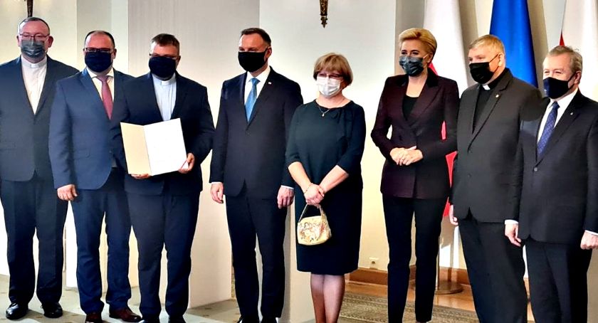 Delegacja z Czerwińska w pałacu prezydenckich - wręczenie tablicy tytułu „Pomnika historii” dla klasztoru