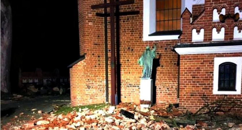 Uszkodzone dachy, powalone drzewa - straty po wczorajszej wichurze