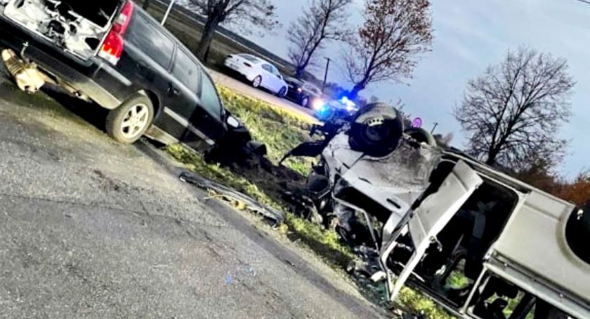 Bus dachował po zderzeniu z volvo - sześć osób poszkodowanych