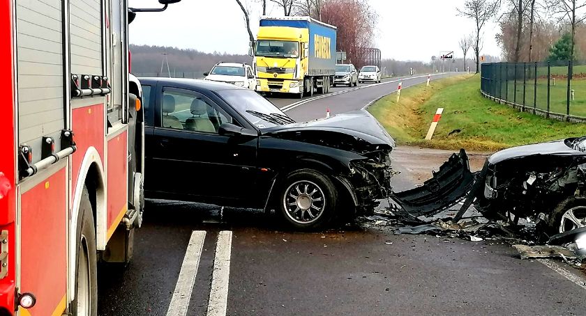 Zjechał na przeciwległy pas - czołówka w Krysku