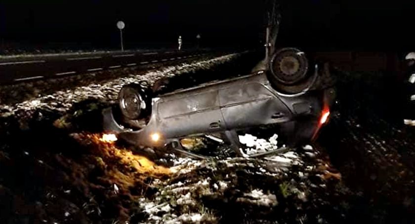 Dachował fiat - kierowca oddalił się z miejsca zdarzenia