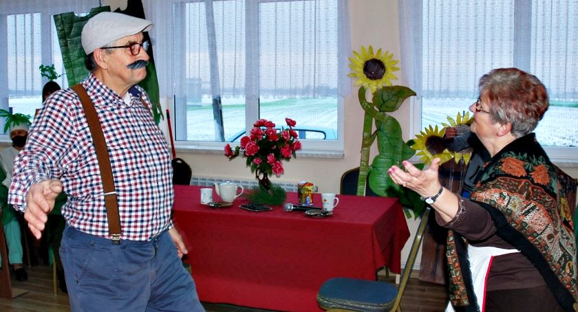 Aktywni seniorzy stowarzyszenia Amicus artystycznie podsumowali kolejny projekt