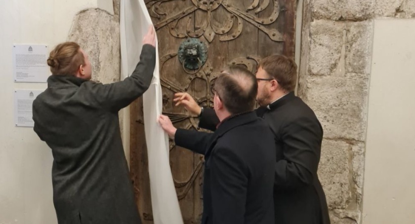Replika antaby odsłonięta w czerwińskiej Bazylice