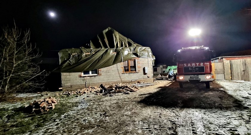 41 nawałnicowych zdarzeń - 15 uszkodzonych dachów