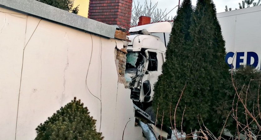 Po zderzeniu z citroenem ciężarówka wjechała w dom