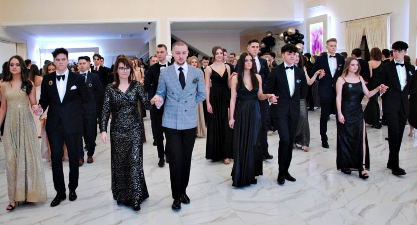 Polonez maturzystów ogólniaka u Oleńki - fotorelacja ze studniówki I LO Płońsk cz. I