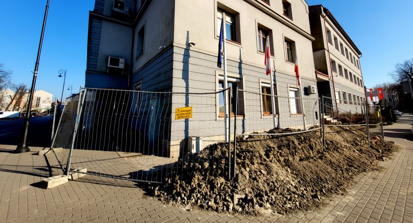Remontują piwnice w budynku starostwa