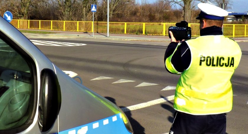 Czwórka bez prawka - jadąca w terenie zabudowanym 77-latka miała na liczniku 127 km/h
