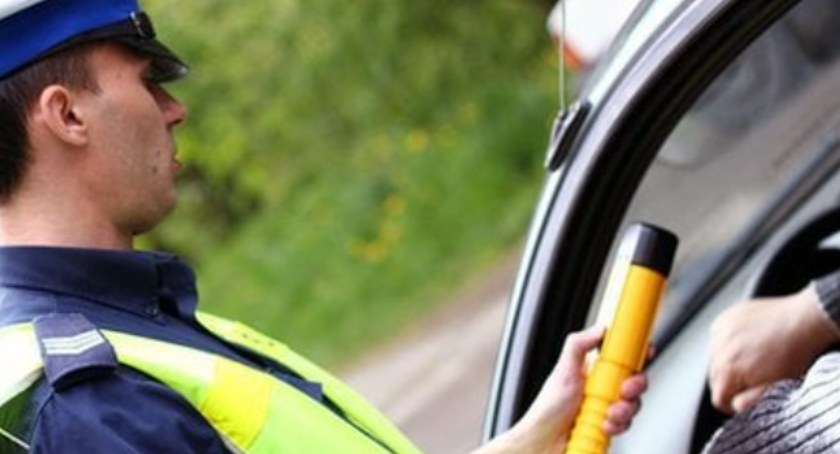 Wiózł dzieci mając 2,4 promila - kolejny weekend na „podwójnym gazie”