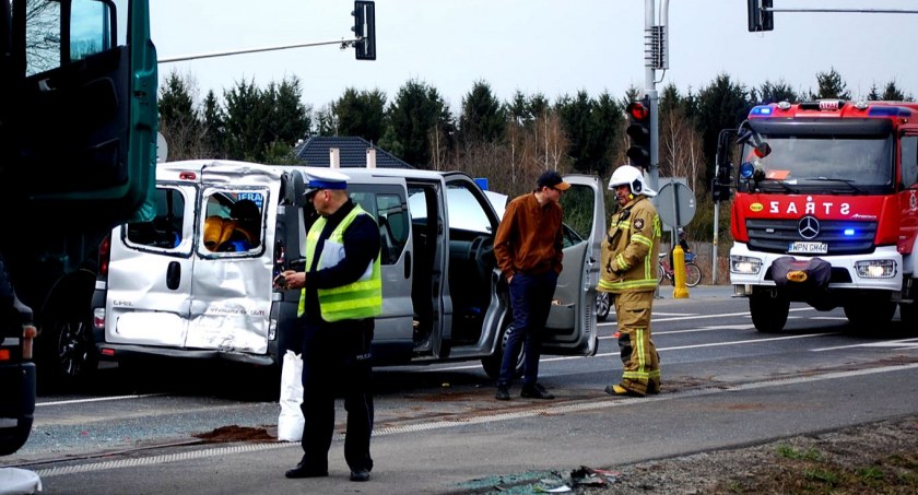 Wypadek z udziałem pięciu aut w Kroczewie - cztery osoby poszkodowane