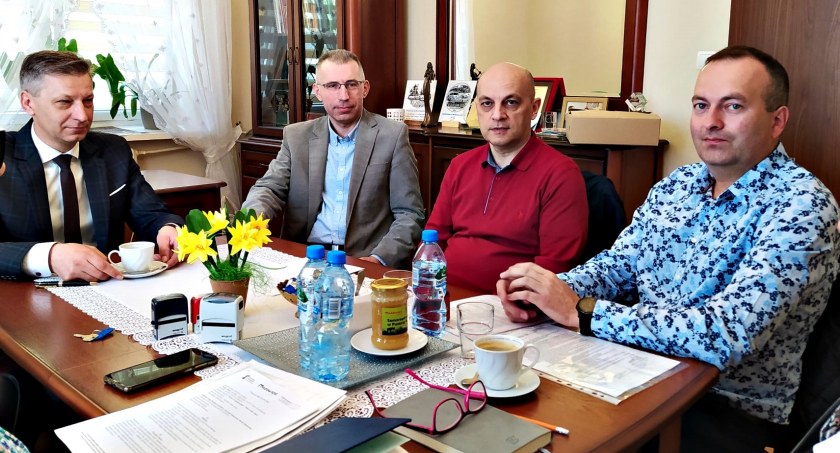 Umowa na termodernizację dwóch szkół i urzędu w Jońcu